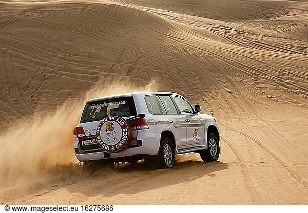 Fahrt durch die Wüste in einem Toyota Land Cruiser Foto: Andr? Maslennikov.
