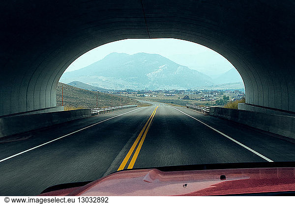 Fahrzeug fährt durch Tunnel  Silverthorne  Colorado  USA