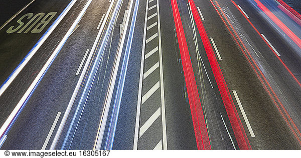 Fahrzeug-Lichtspuren auf Bundesstraßen