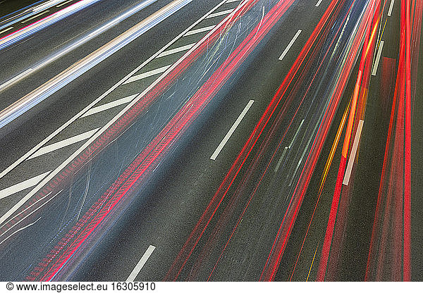 Fahrzeug-Lichtspuren auf Bundesstraßen
