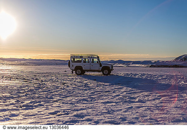 Fahrzeug mit Allradantrieb in abgelegener Landschaft  Island