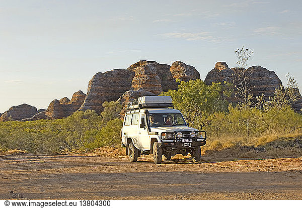 Fahrzeug mit Allradantrieb und Bienenstockformationen dahinter  Purnululu National Park  Kimberley Region  Westaustralien