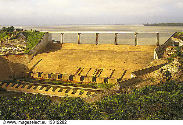 Fairbairn-Damm mit Maraboon-See  der Damm liefert Wasser für die Bewässerung von Obst und Baumwolle sowie für die Freizeitgestaltung in Emerald (15 500 Einwohner)  Nogoa River bei Emerald  Zentral-Queensland  Australien