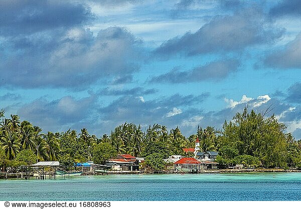 Fakarava-Küste und Rotoava-Kirche  Tuamotus-Archipel  Französisch-Polynesien  Tuamotu-Inseln  Südpazifik.