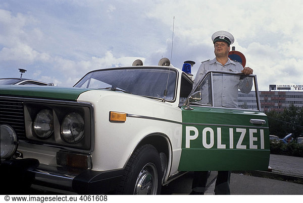 Fall der Berliner Mauer: im Frühjahr 1990 werden Fahrzeuge der Ostberliner Volkspolizei in den West-Berliner Polizei-Farben lackiert  Deutschland  Europa