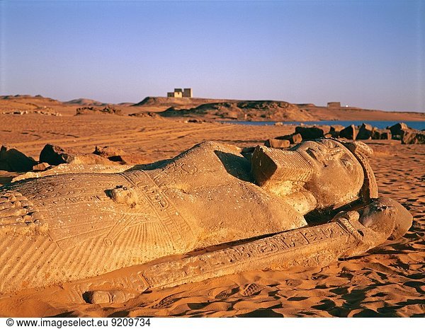 fallen fallend fällt See Statue König - Monarchie Ägypten Nubien
