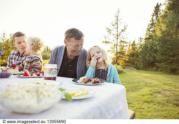 Familie am Picknicktisch