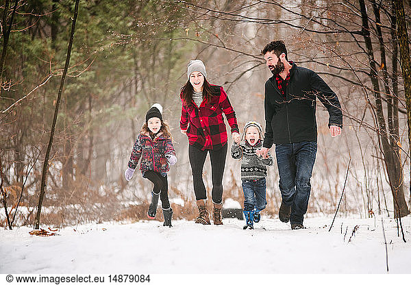 Familie auf Spaziergang in Schneelandschaft