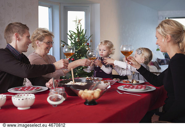 Familie bei einem Drink am Esstisch