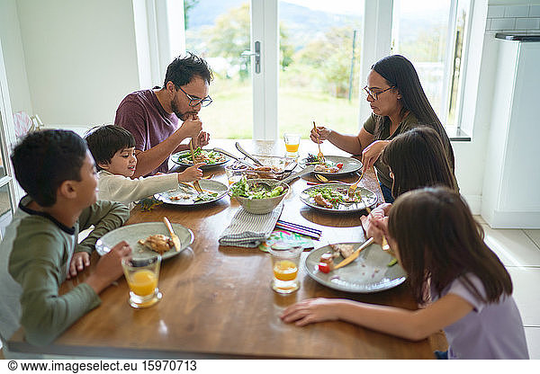 Familie beim Mittagessen am Esstisch