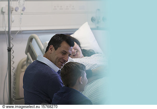 Familie besucht Patient im Krankenhauszimmer