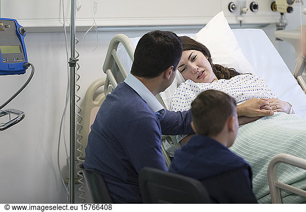 Familie besucht  tröstet Patient im Krankenhauszimmer