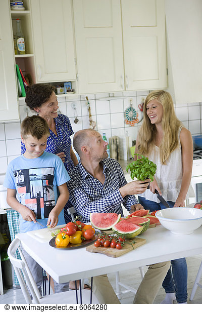 Familie  die Zubereitung von Speisen in der Küche
