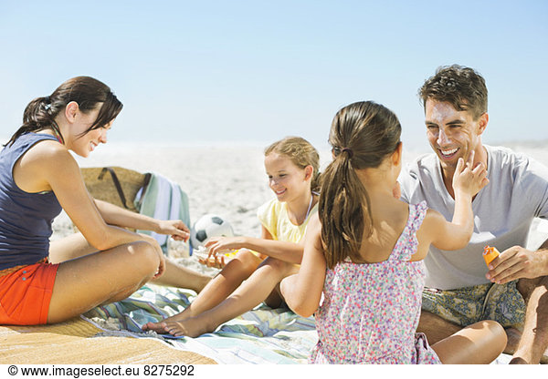 Familie entspannt am Strand