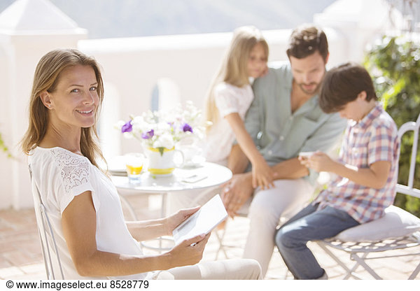 Familie entspannt auf der Terrasse