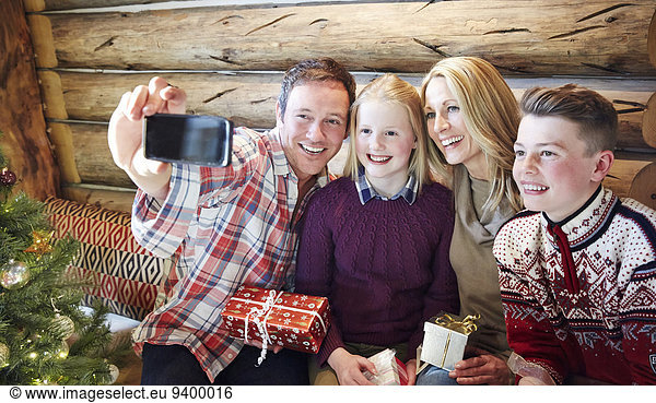 Familie fotografiert gemeinsam an Weihnachten
