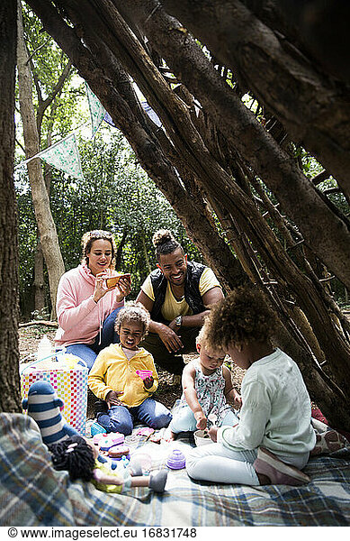 Familie genießt Tee-Party im Fort im Freien
