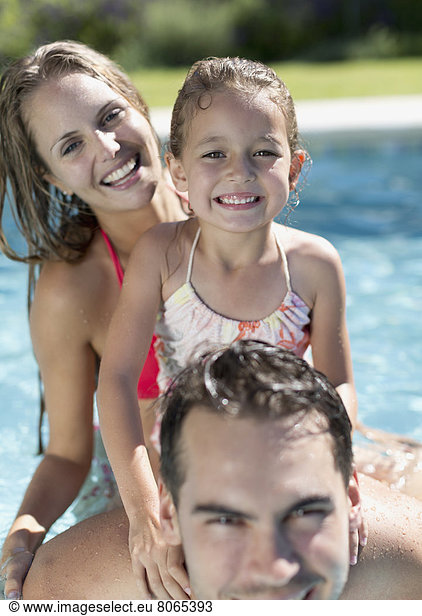 Familie lächelt im Schwimmbad