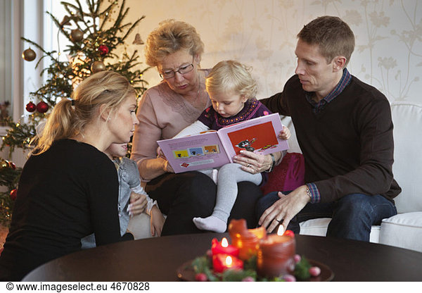 Familie liest ein Buch