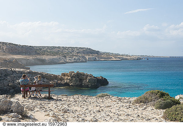 Familie mit Blick auf Cape Greco  Protaras  Zypern  Mittelmeerraum  Europa