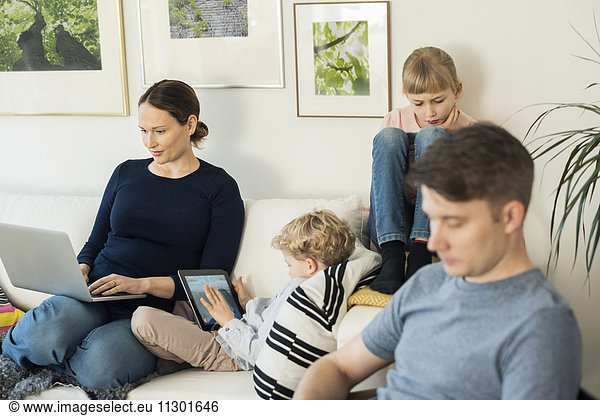 Familie mit Technologien zu Hause