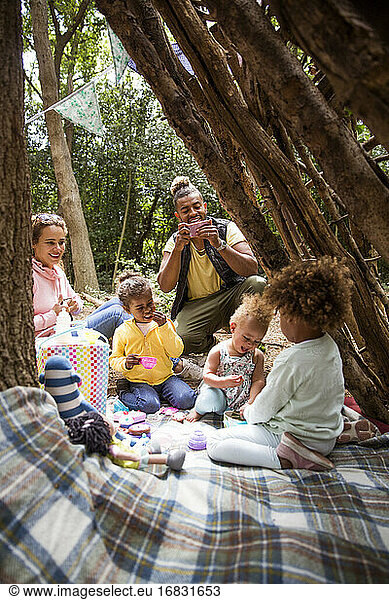 Familie spielt Tee Party in Baum Fort