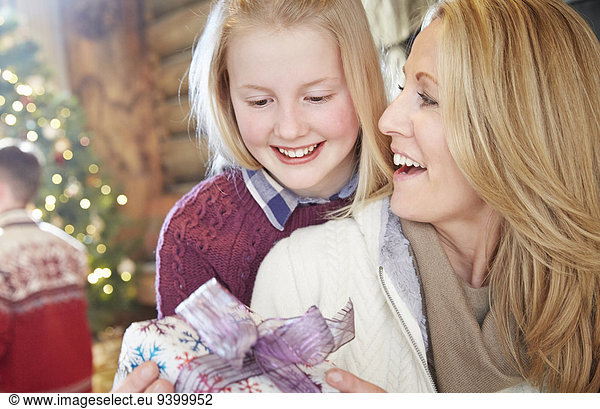 Familie tauscht an Weihnachten Geschenke aus