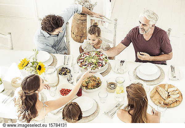 Familie und Freunde beim gemeinsamen Mittagessen