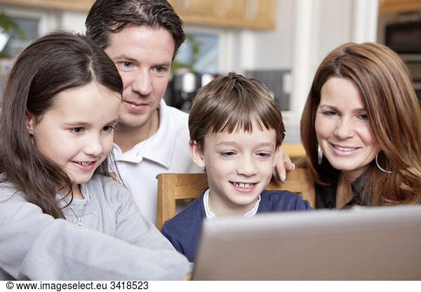 Familie vor dem Computer