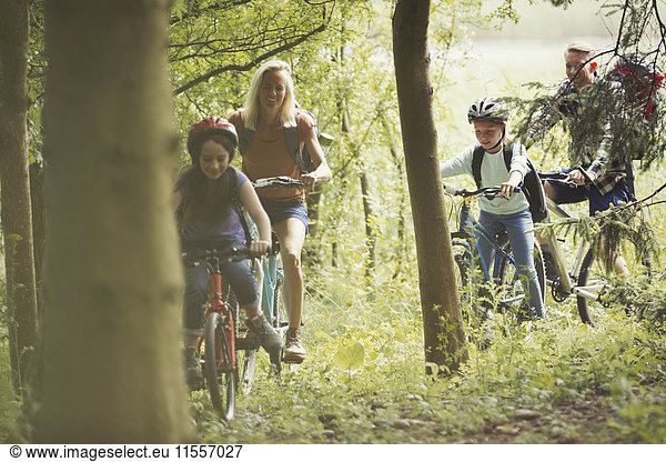 Familien-Mountainbiken im Wald