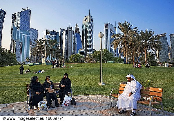 Familien und moderne Skyline des zentralen Finanzdistrikts West Bay  Corniche-Promenade im Sheraton Park Doha  Katar  Naher Osten.