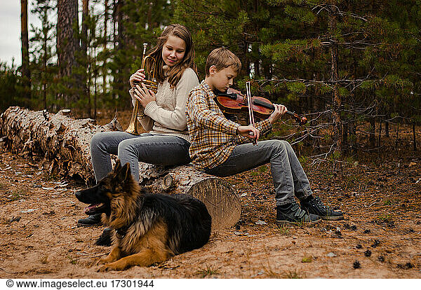 Familienduett Bruder und Schwester  Junge und Mädchen  Teenager spielen Trompete und