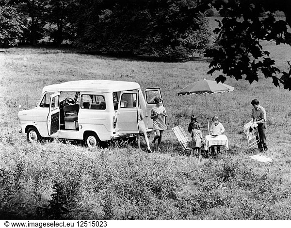 Familiengruppe mit einem Ford Explorer-Wohnmobil von 1968  (1968?). Künstler: Unbekannt