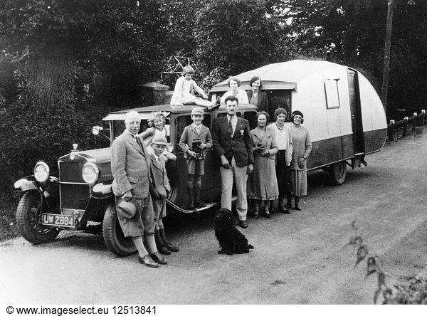Familiengruppe mit ihrem Fiat von 1930  der einen Wohnwagen zieht  (um 1930?). Künstler: Unbekannt