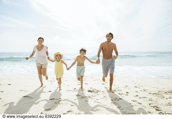Familienlauf gemeinsam am Strand
