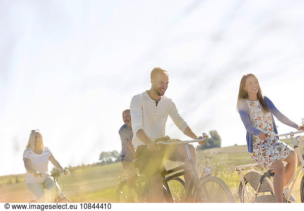 Familienradfahren im sonnigen ländlichen Gebiet