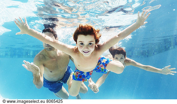 Familienschwimmen im Pool