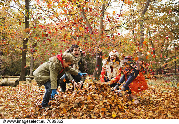Familienspiel im Herbstlaub