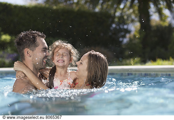 Familienspiel im Schwimmbad
