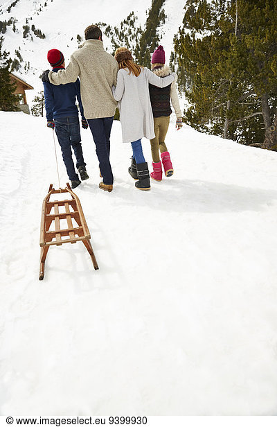Familienwandern im Schnee zusammen