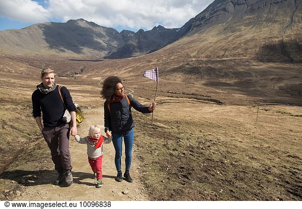 Familienwandern in den Bergen  Fairy Pools  Isle of Skye  Hebrides  Schottland