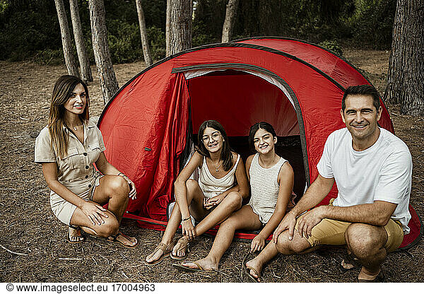 Familienzeit im Zelt im Urlaub