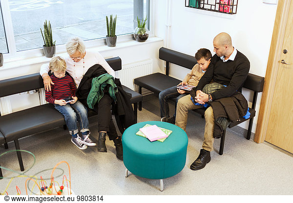 Families using technologies while waiting in orthopedic clinic