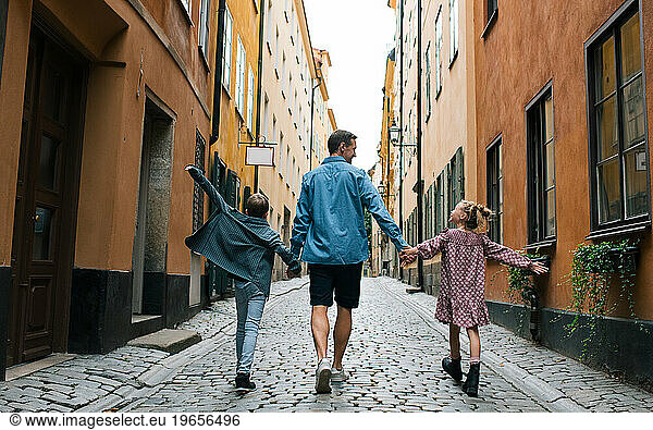 family enjoying the Gamla Stan  Stockholm sightseeing