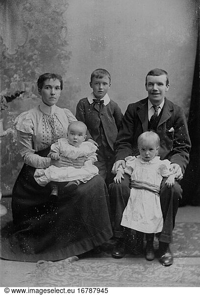 Family:
Parents with Children. Group photo of a young couple with three little children. Photograph (studio photo)  undated 
c. 1900 (David Thomas  Newcastle-on-Tyne).
From a private photo album.
Archie Miles Collection 
Berlin  Sammlung Archiv für Kunst und Geschichte.