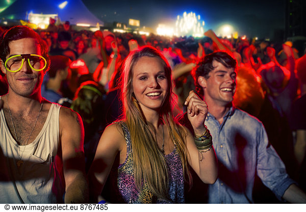 Fans tanzen beim Musikfestival