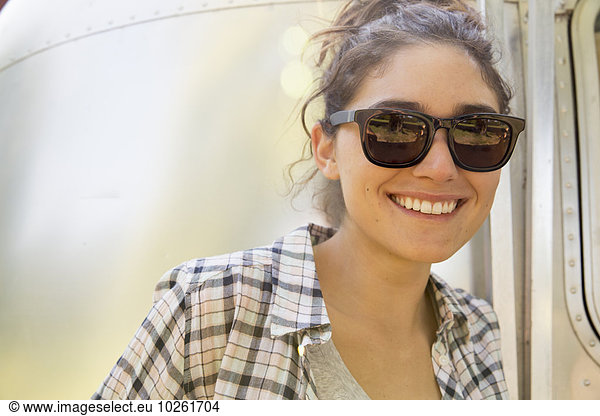 Farbaufnahme Farbe junge Frau junge Frauen Kleidung Sonnenbrille Silber