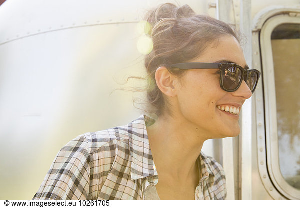 Farbaufnahme Farbe junge Frau junge Frauen Kleidung Sonnenbrille Silber