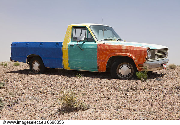 Farbaufnahme  Farbe  Wüste  Lastkraftwagen  verlassen