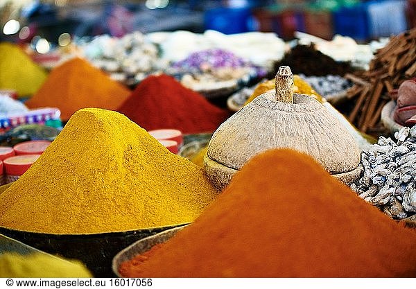Farben  Gerüche und Geschmäcker auf dem Gewürzmarkt von Fes in Marokko.
